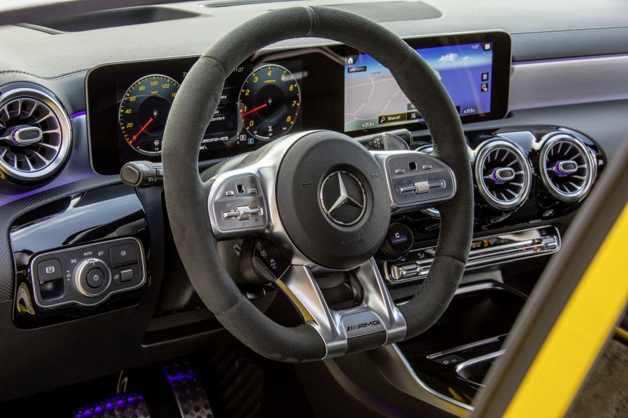 Панель приборов Mercedes-AMG A35 4Matic (W177) 2018 года  (WW) (фото 29 из 42)